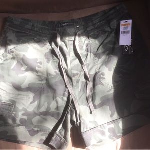 Women’s Unionbay Supplies Camo Shorts size Small
